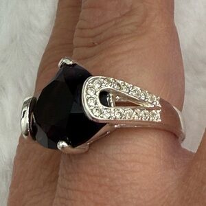 Beautiful Monet silver tone ring with faceted stone & rhinestones
